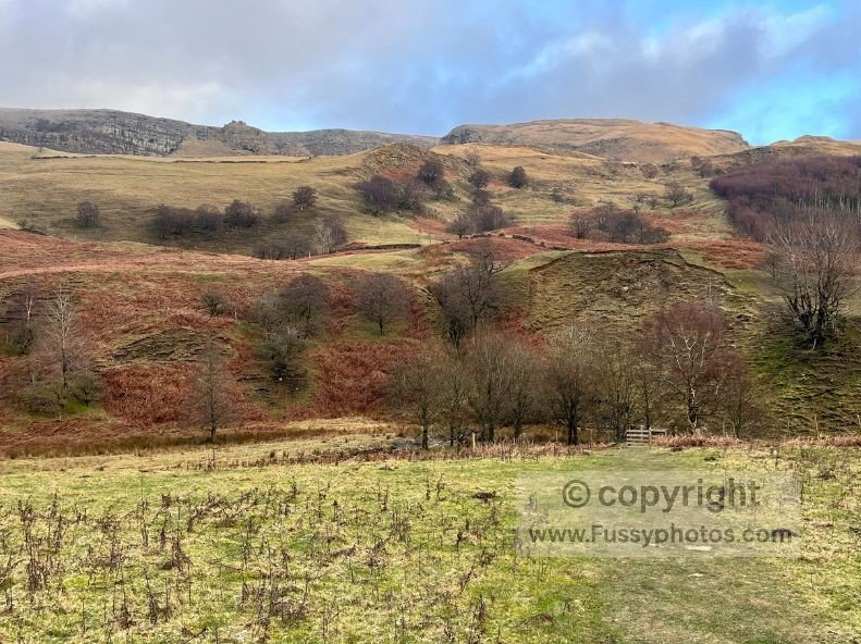 Climbing the final 230‑metre ascent to the ridge where Alport Castles appears ahead