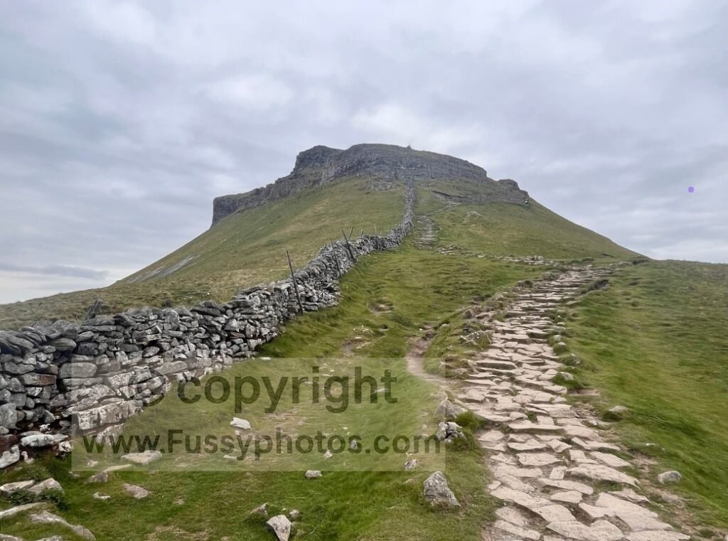 Southerly ascent path after the Pennine Way junction at 530m, with the trail rising after the steeper left turn.